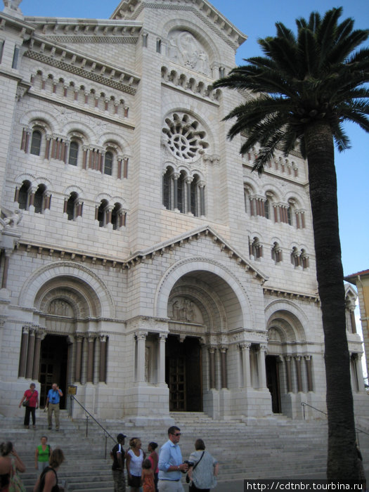 Кафедральный собор, в котором похоронены князь Ранье II и Грейс Келли. Монако