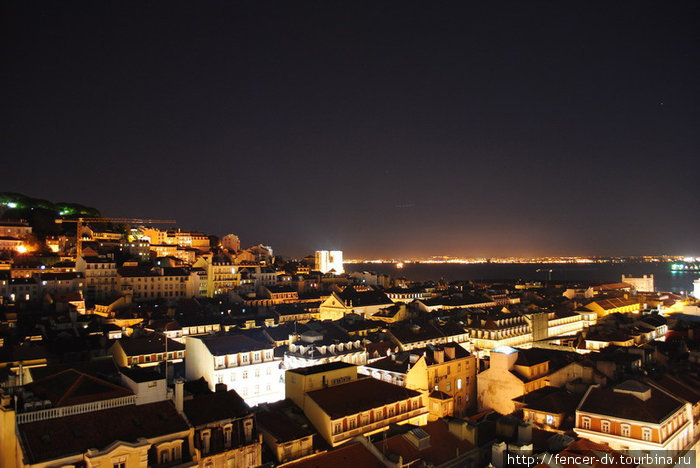 Разглядеть светлую полоску в темном Лиссабонском небе на этом фото будет непросто. Но самолет тут есть) Лиссабон, Португалия
