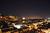 Разглядеть светлую полоску в темном Лиссабонском небе на этом фото будет непросто. Но самолет тут есть)