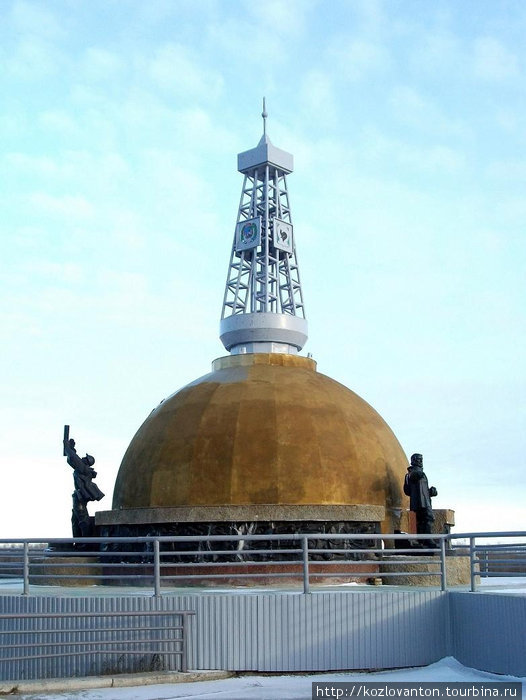 Памятник первооткрывателям Самотлорской нефти на берегу р.Обь. Мегион, Россия