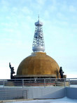 Памятник первооткрывателям Самотлорской нефти на берегу р.Обь.