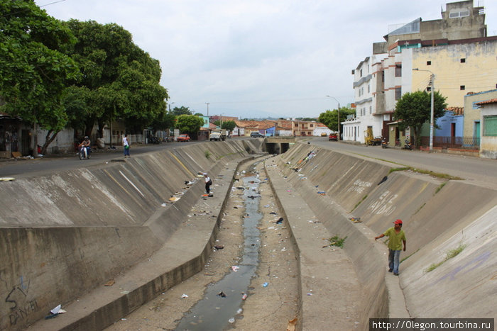 Канал, трущобы Богота, Колумбия