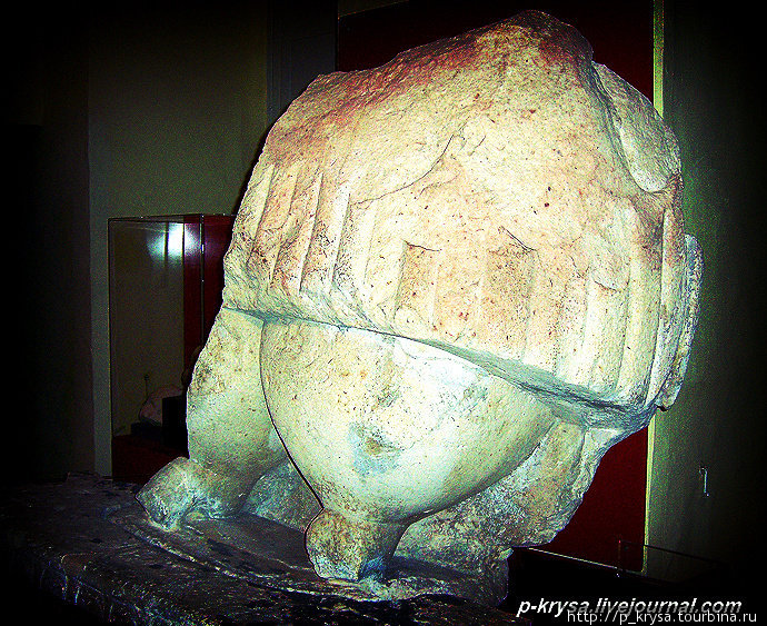 Оригинал части статуи  Богини плодородия, найденной в храме Таршин, в Археологическом музее в Валлетте Таршиен, Мальта