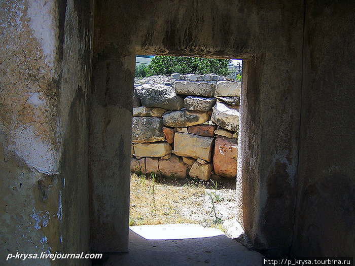 Вид из-под каменных блоков храма Таршиен, Мальта