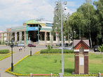 Здание музейно-выставочного комплекса. Вид от галереи Свято-Михайловского собора.