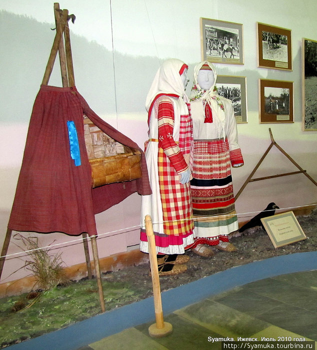 Североудмуртский национальный женский костюм.