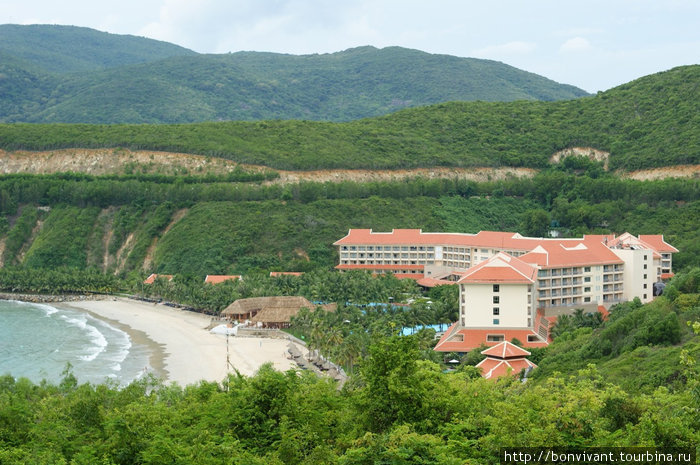 Вид на отель из пагоды Нячанг, Вьетнам