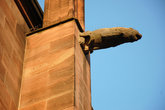 Горгульи-чудовища из камня устанавливались в средневековье на зданиях для отвода дождевой воды.