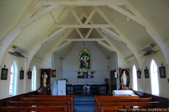 Внутри церкви Акароа, Новая Зеландия