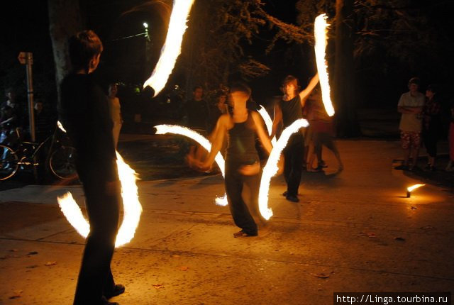 Огненное шоу в парке (эта фотография взята с сайта www.utcafesztival.hu) Хевиз, Венгрия