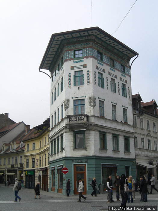 Одно из зданий, прилегающих к площади Любляна, Словения
