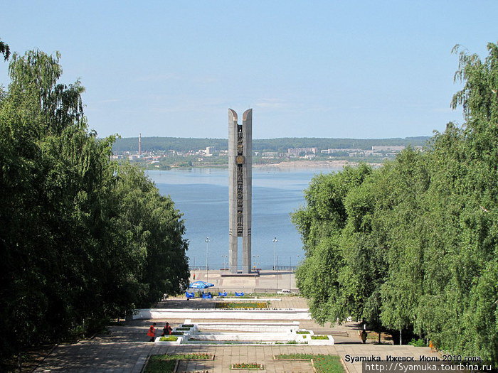 Монумент Дружба народов на главной площади города. Ижевск, Россия