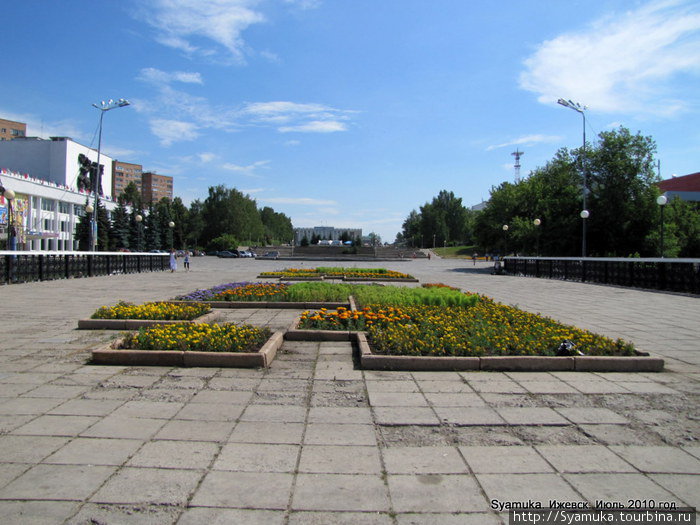 До появления Центральной площади на этом месте стояла водонапорная башня, которую взорвали за ненадобностью. Ижевск, Россия