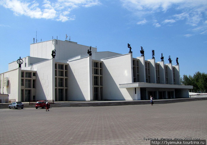 В 1984 году на Центральной площади было завершено строительство нового здания Театра оперы и балета. Ижевск, Россия