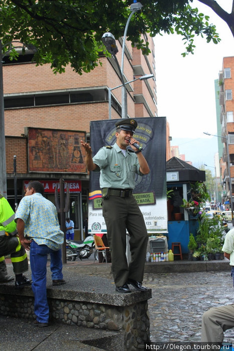 Поющий полицейский Колумбия