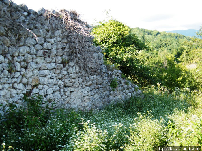 Остатки крепостной стены Новый Афон, Абхазия