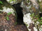 Вход в пещеру, где скрывались жители при набегах неприятеля.
