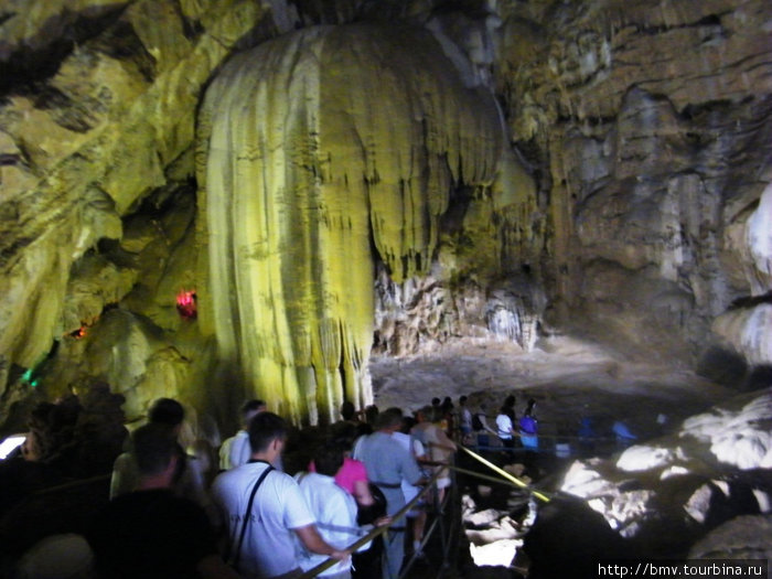 Водопад из сталоктитов в Новоафонской пещере. Новый Афон, Абхазия