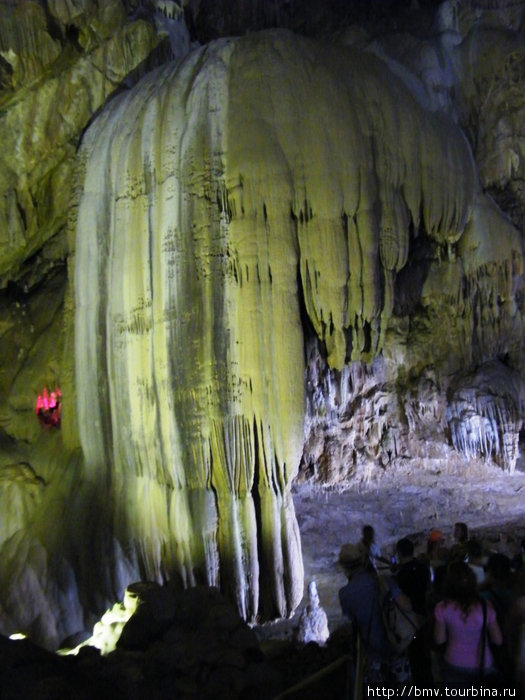 Водопад из сталоктитов в Новоафонской пещере.