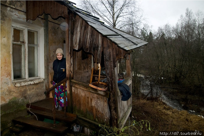 Жительница дома на месте мельницы Луга, Россия