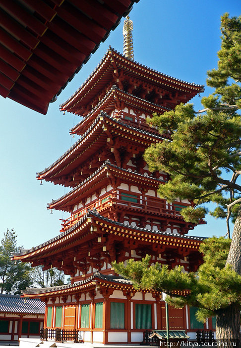 В храме Якусидзи Нара, Япония