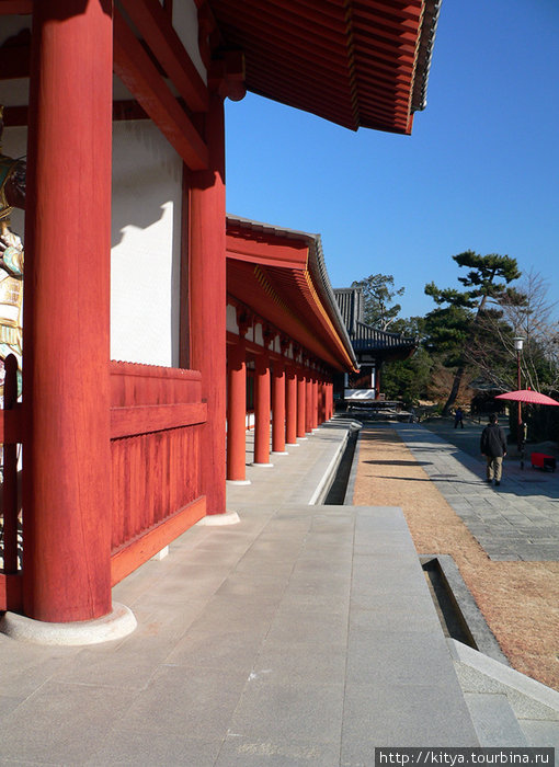 В храме Якусидзи Нара, Япония