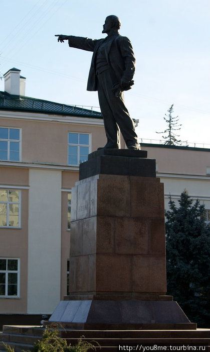 памятник Ленину в центре города Брест, Беларусь