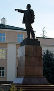 памятник Ленину в центре города