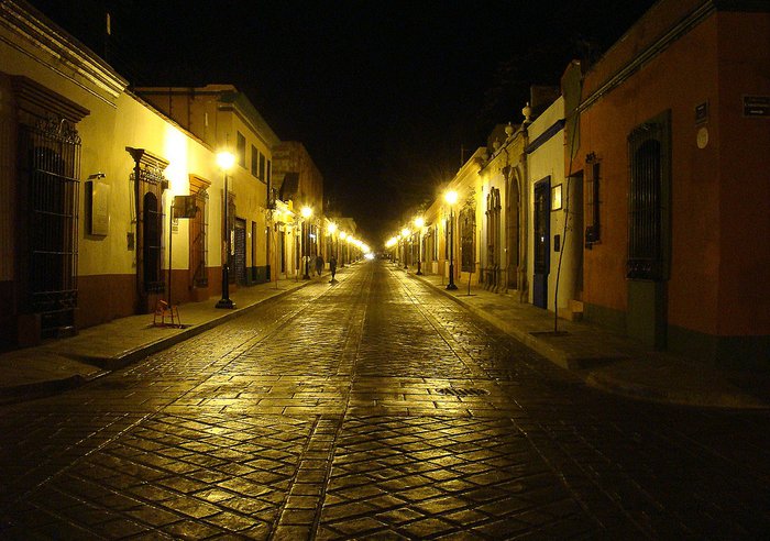 вечером приятно погулять, на улицах Оахаки — тихо и спокойно Оахака, Мексика