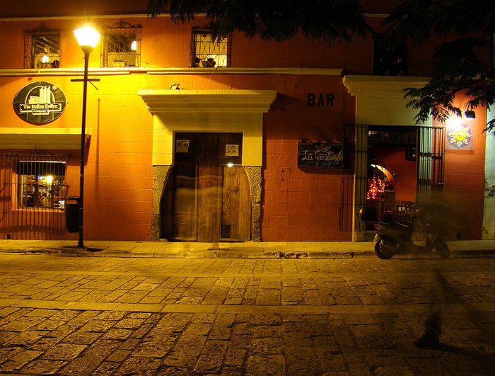 справа дворник подметает улицу Оахака, Мексика