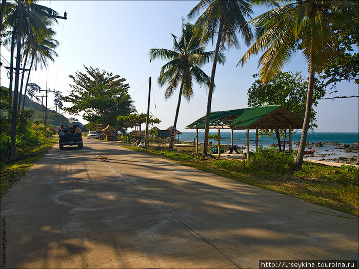 дорога вдоль побережься Остров Ланта, Таиланд