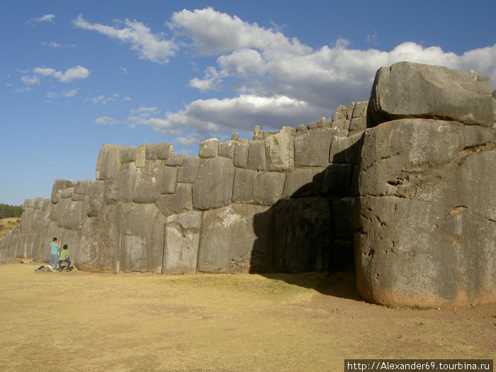 Вес одного из самых большых камней (справа) оценивают по разному — кто 50, а кто 70 тонн. Регион Куско, Перу