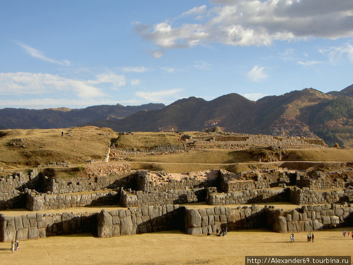 Панорама Саксайуамана сделанная с холма на противоположной стороне футбольного поля. Регион Куско, Перу