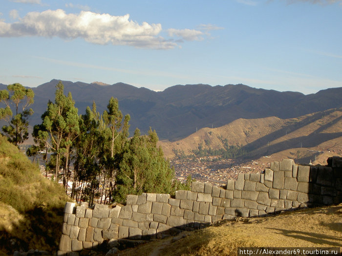 За стеной, в долине — город Куско. Регион Куско, Перу