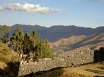 За стеной, в долине — город Куско.