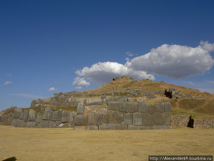 Самое начало стены. В центре, над вторым камнем, видна кладка настоящих инков. Регион Куско, Перу
