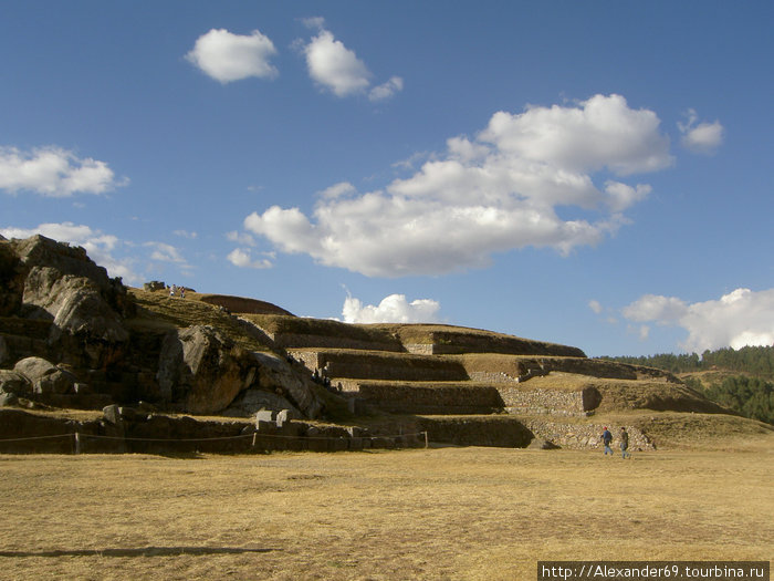 Террасы, на противоположной стороне от зубчатой стены. Неужели для обороны Куско? Регион Куско, Перу
