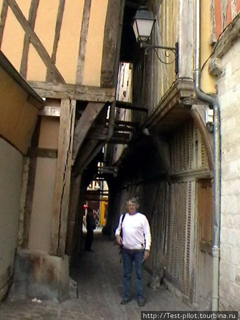 Город Труа, как и Париж, расположен на Сене, только она здесь совсем узкая, как и улочки, и часстью течет в трубе. Франция