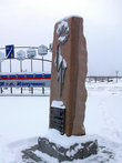 Стелла в честь строителей и энергетиков Нижневартовской ГРЭС.