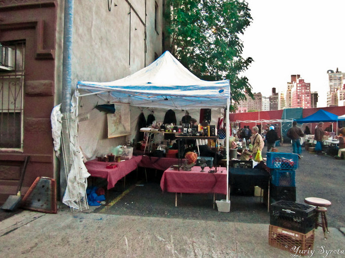 Hell’s Kitchen Flea Market. Нью-Йорк, CША