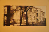 На стенах отеля — старинные фото, в том числе и самого здания отеля Сандор Павильон.