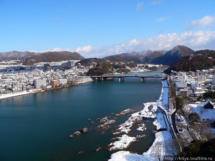 Вид на долину реки Кисо с башни замка Инуяма Инуяма, Япония