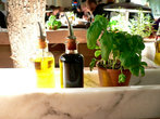 На каждом столе стоит горшочек со свежим базиликом — можно нарвать себе сколько душе угодно!
