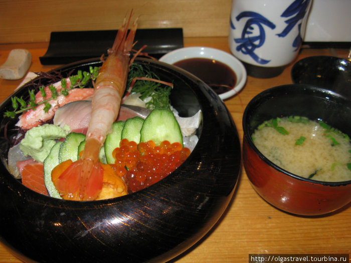 Чираши — на дне блюда рис, сверху — разная рыба и морепродукты. Мне нравится играть с моей едой. Я так рада, что мы нашли японский ресторан возле нашего дома, где готовят это блюдо. Япония