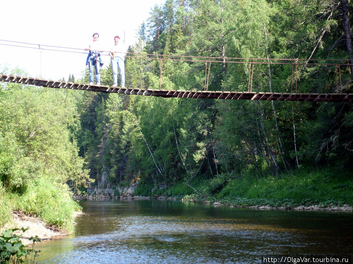 Висячий мост через реку Серга Нижние Серги, Россия