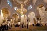 В мечети висит самая большая люстра. Семь медных позолоченных люстр были импортированы из Германии. Самая большая люстра имеет 10-метровый диаметр и 15-метровую высоту.