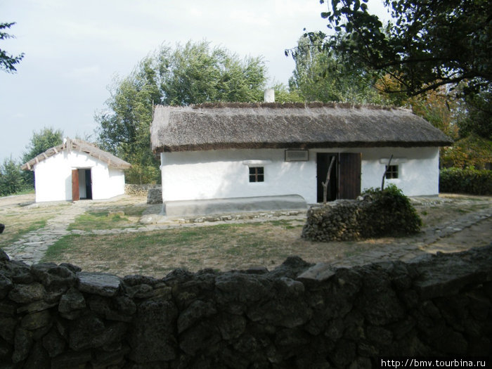 Дом, в котором останавливался поэт в Тамани (слева). Тамань, Россия