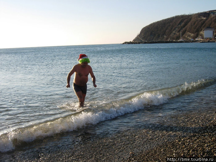 Дед мороз выходит из моря. Новомихайловский, Россия