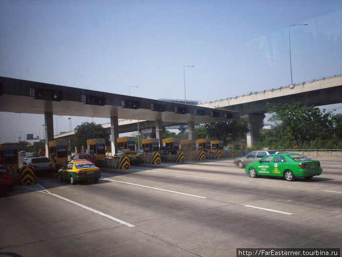 На трассе из аэропорта видны бангкокские такси