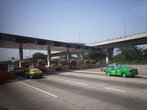 На трассе из аэропорта видны бангкокские такси